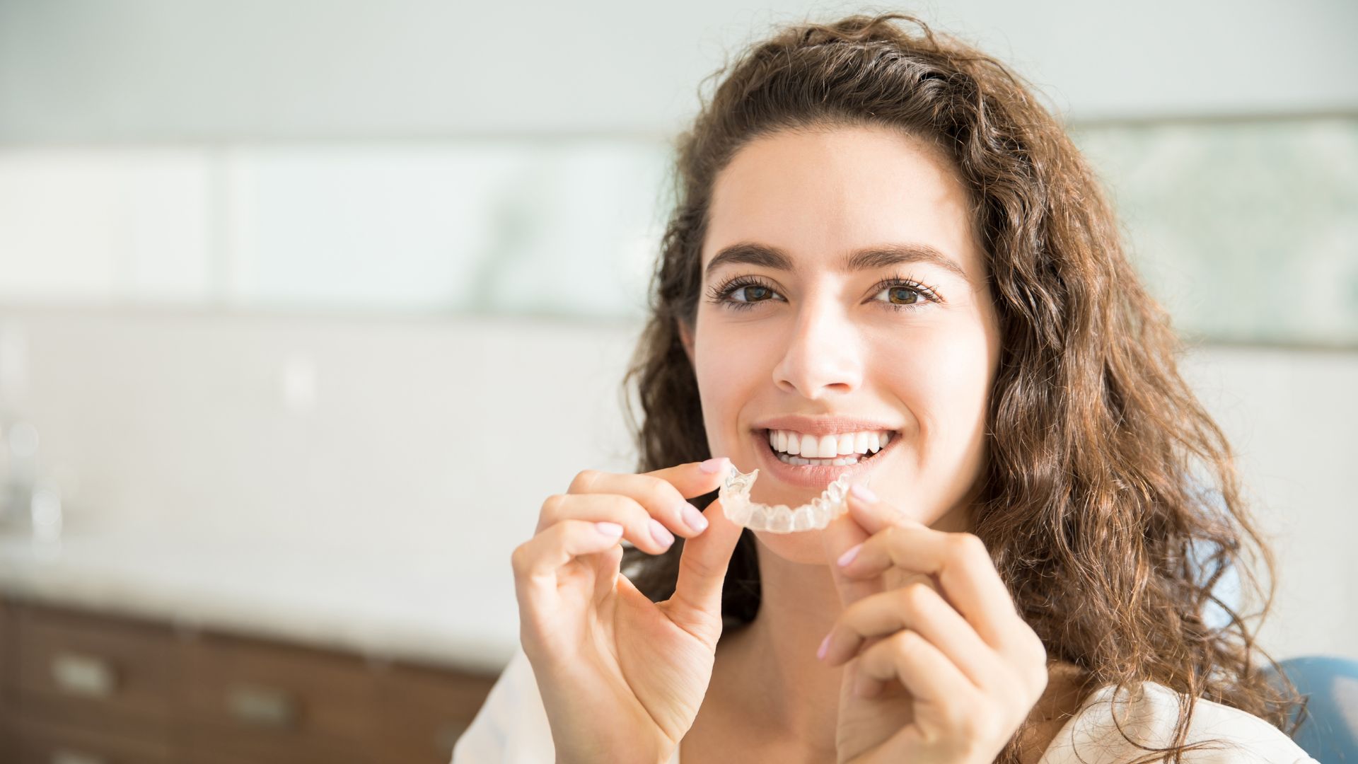 Descubra os preços de ortodontia estética em Lisboa. Conheça as opções de aparelhos discretos e transforme o seu sorriso. Marque a sua consulta!