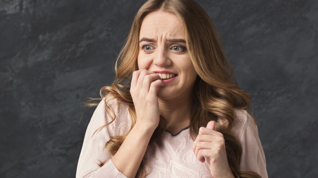 Descubra a biomecânica avançada para corrigir a mordida profunda com alinhadores transparentes. Conheça as Bite Ramps e a tecnologia de intrusão na Smile More Clinic.