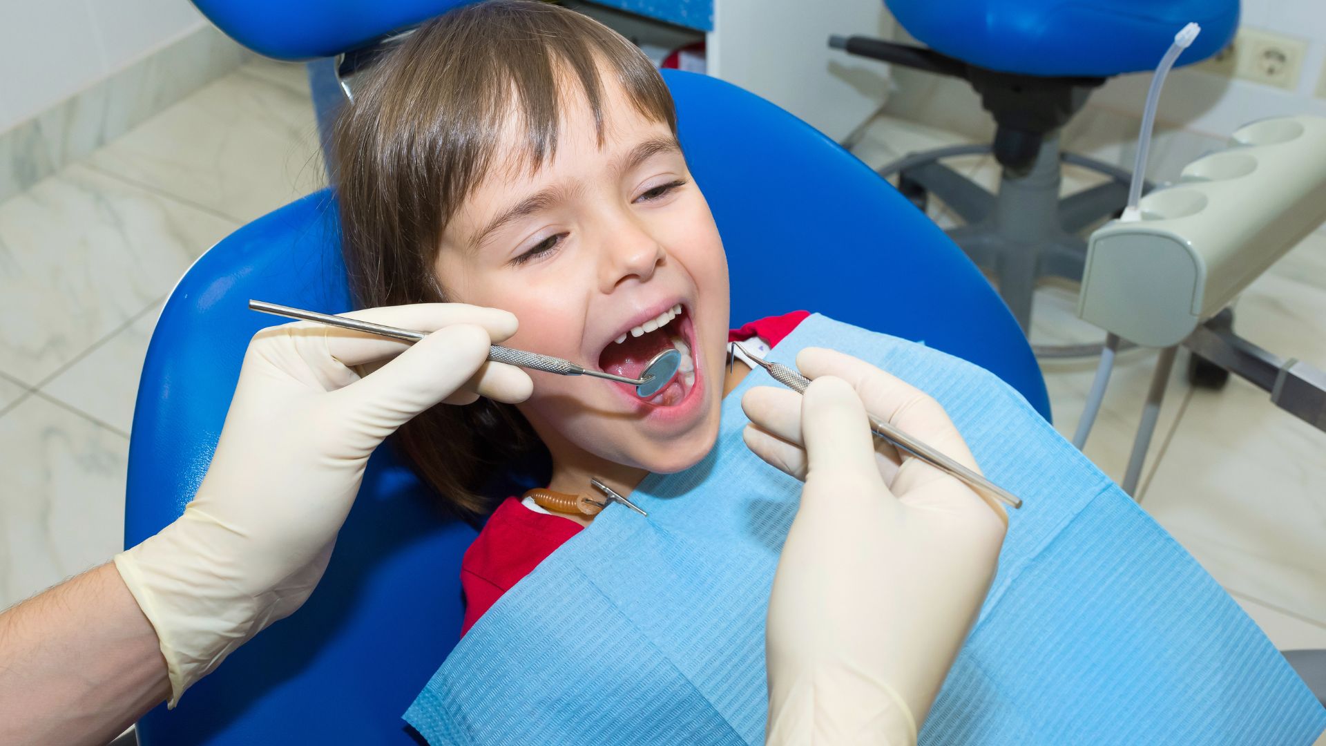 Saiba qual a idade ideal para colocar aparelho dentário. Da ortodontia infantil aos alinhadores invisíveis para adultos, descubra a melhor fase na Smile More Clinic.