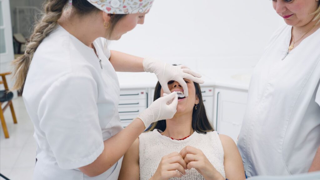 Descubra como funciona o tratamento com aparelho invisível. Do scanner 3D ao planeamento digital e uso diário, entenda a tecnologia da Smile More Clinic.
