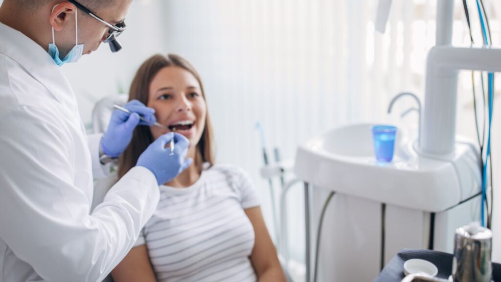 Descubra as vantagens do aparelho autoligado: tratamento mais rápido, menor desconforto e higiene facilitada. Saiba por que este sistema é uma referência na Smile More Clinic.
