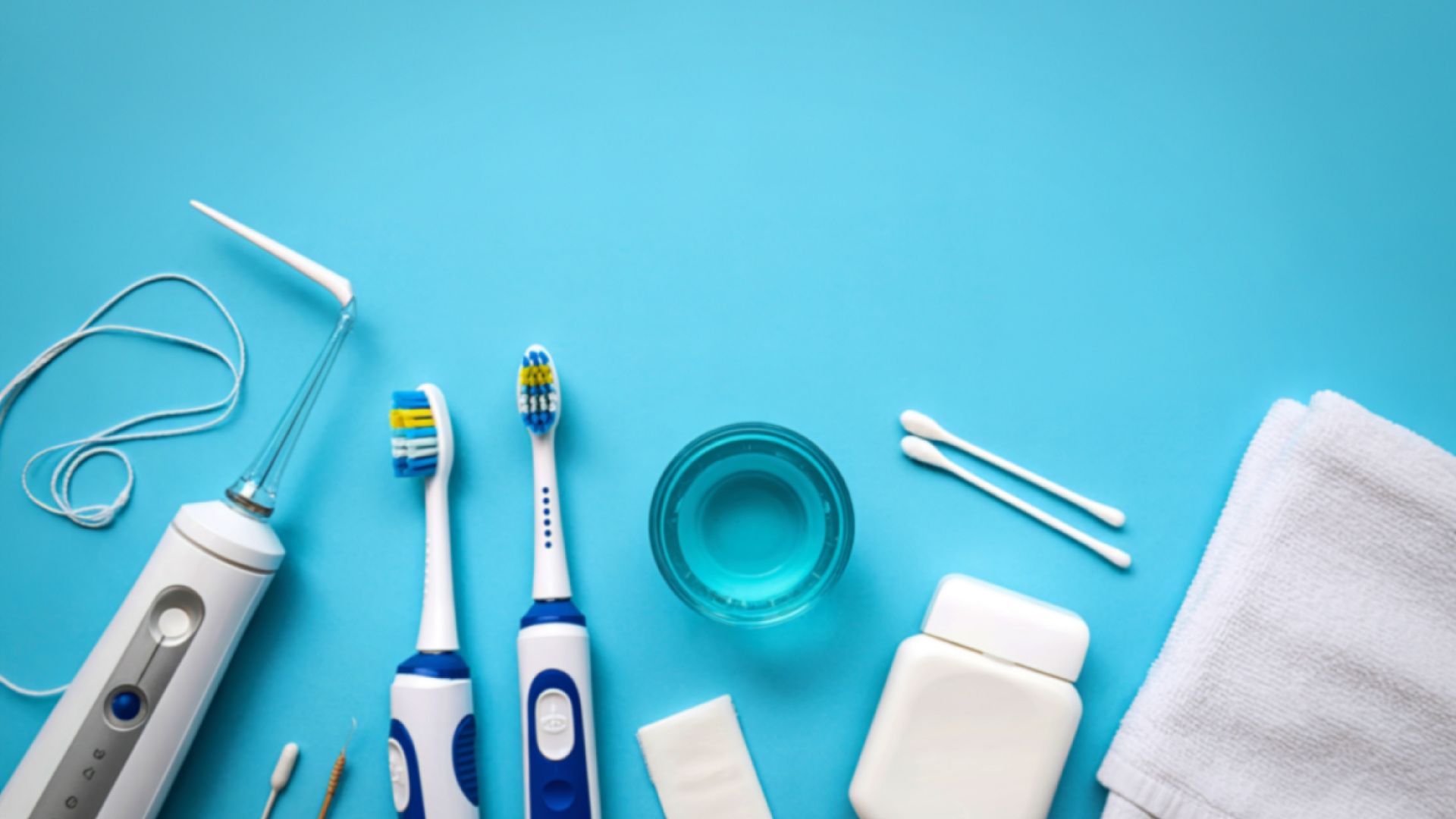 Descubra como manter uma excelente higiene oral com aparelho dentário. Aprenda a usar a escova interdentária e o fio dentário corretamente com as dicas da Smile More Clinic.