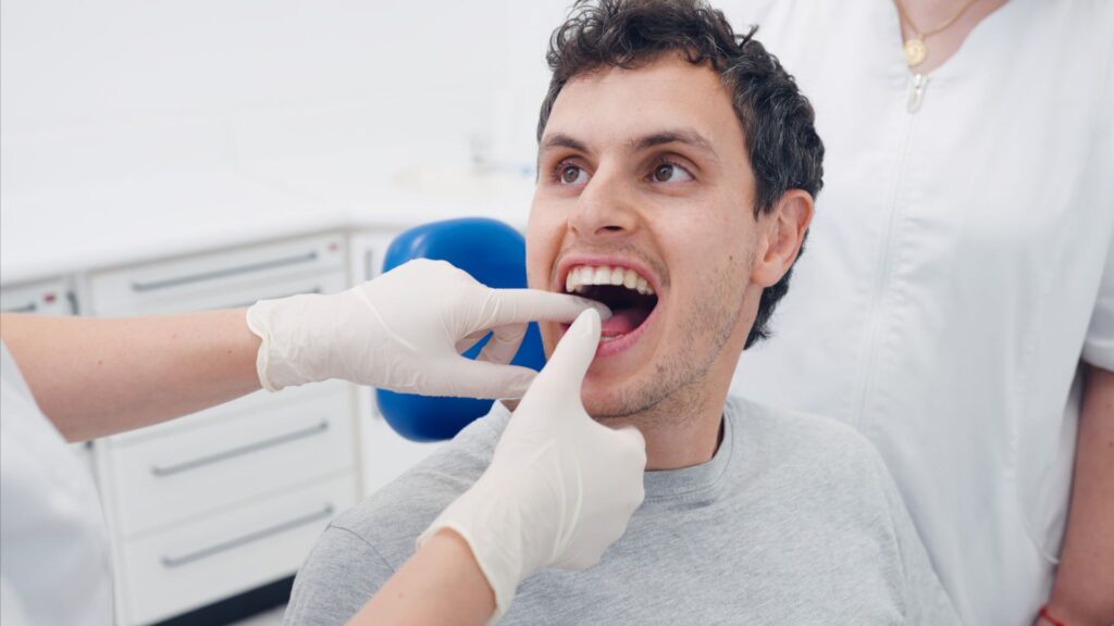 Saiba o que pode e não pode comer com aparelho dentário metálico. Descubra os alimentos ideais para a sensibilidade e evite que os brackets descolem com as dicas da Smile More Clinic.
