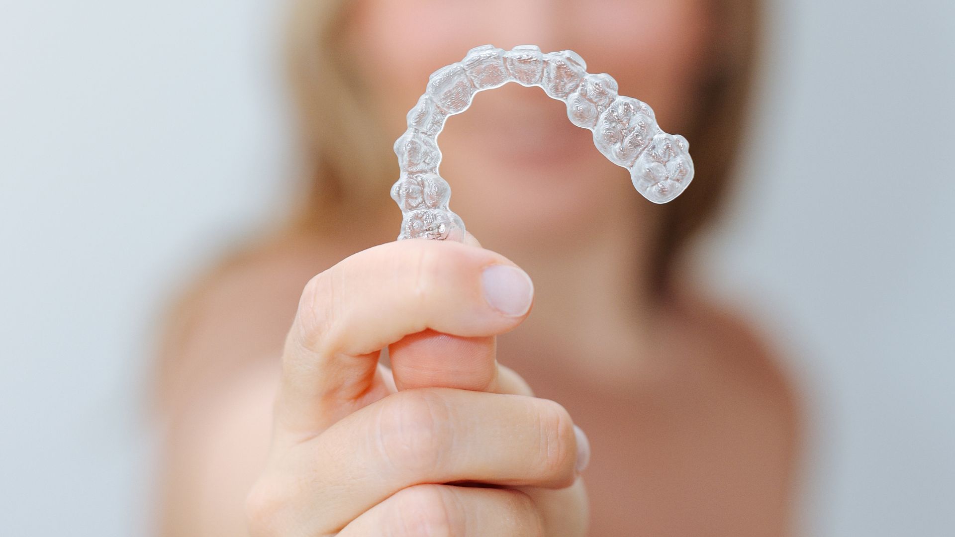 Alinhador invisível funciona mesmo? Conheça a ciência, a previsibilidade do planeamento 3D e o papel da disciplina do paciente no sucesso do tratamento na Smile More Clinic.