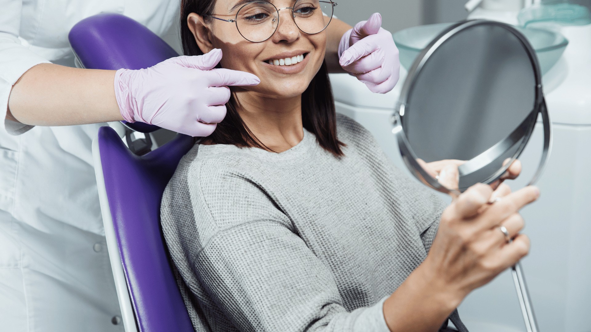 Já deu para perceber que a cirurgia oral é um campo vasto e cheio de possibilidades para melhorar a sua saúde e estética dentária.
