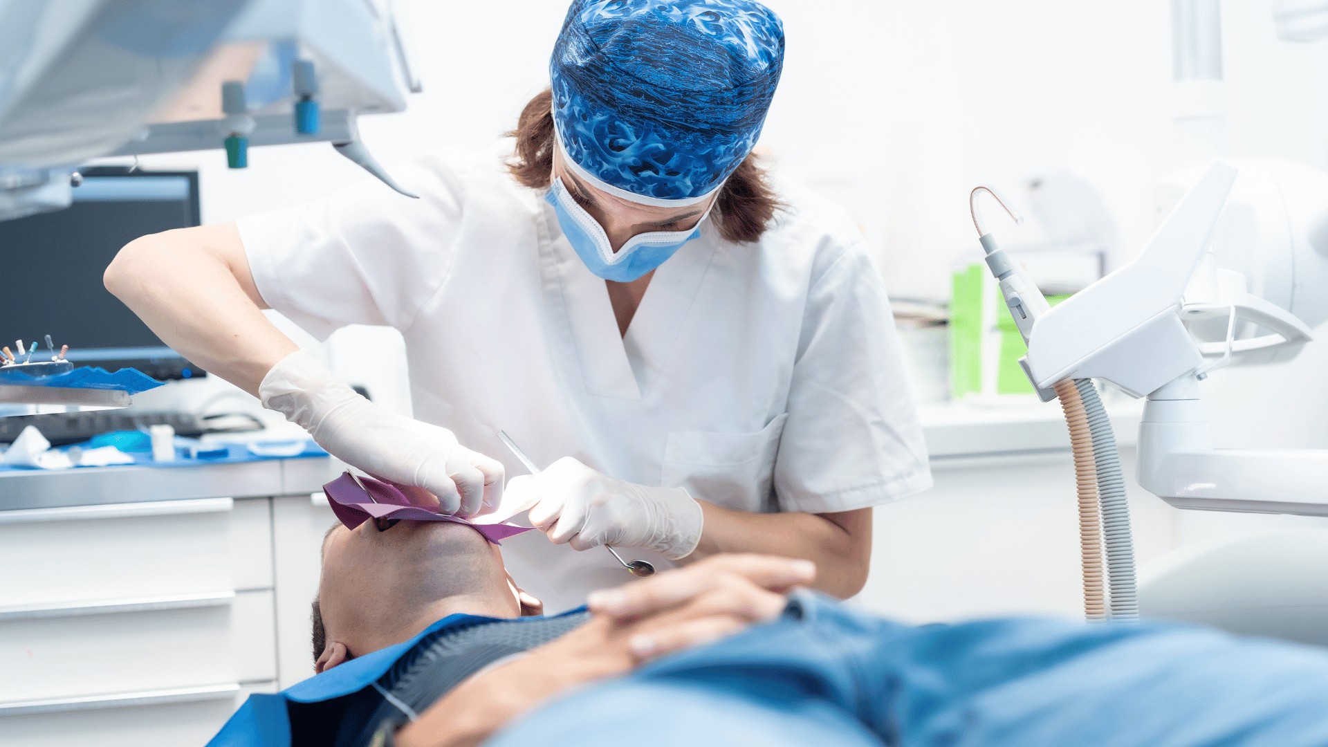 Precisa de endodontia em Lisboa? Na Smile More, a nossa equipa de especialistas usa tecnologia de ponta para salvar os seus dentes, sem dor e com confiança.
